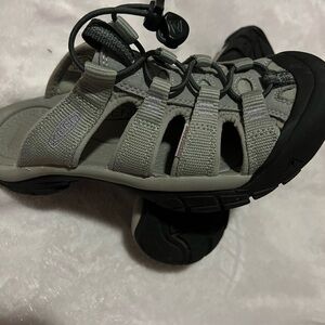 KEEN Women's Light Gray and Black Sandals